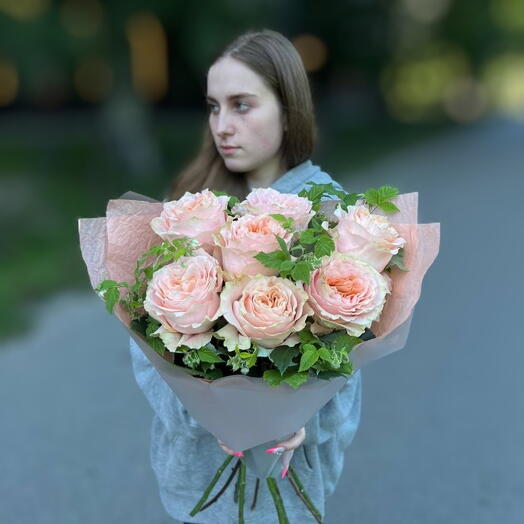 Букет из пионовидных роз и веток малины