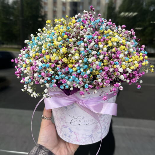 Композиция с разноцветными гипсофилами