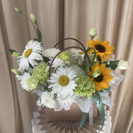 Подсолнухи, ромашки, эустома, диантусы и хризантема  в крафтовой сумочке 🌼
