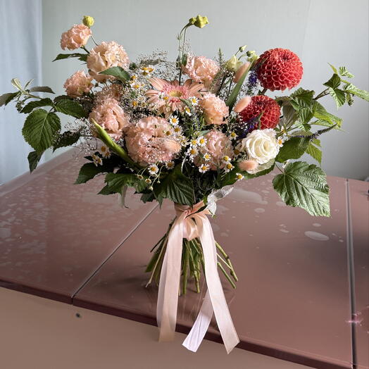 Авторский букет 💐 Пастель с Эустомой, георгинами, садовой гипсофилой и герберой, ромашками и ветками малины