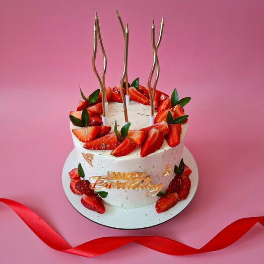 Торт 1,2 кг с клубникой, свечами и топпером happy birthday