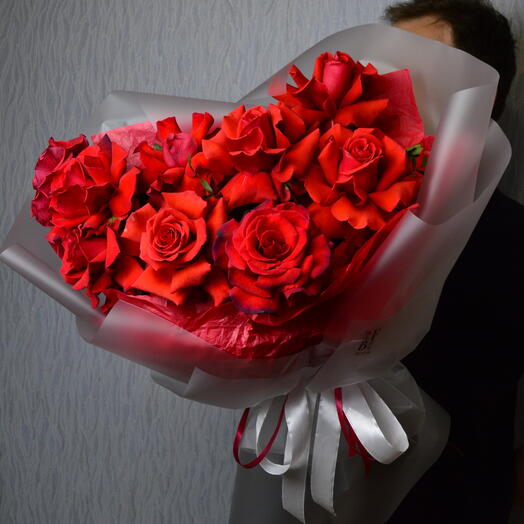 Алые французские розы