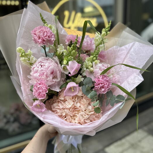 Розовый букет с гортензией, пионами и кампанулой