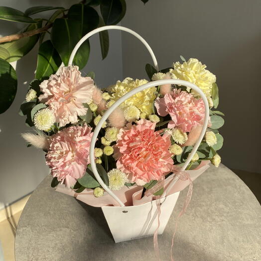 Яркая сумочка из диантусов💗
