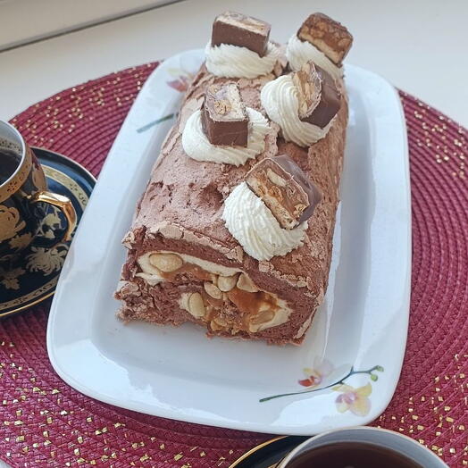 Меренговый рулет "Сникерс"