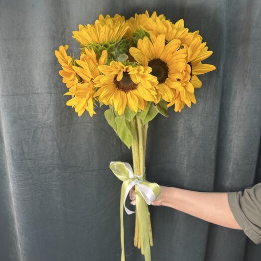 Букет из ярких подсолнухов 🌻