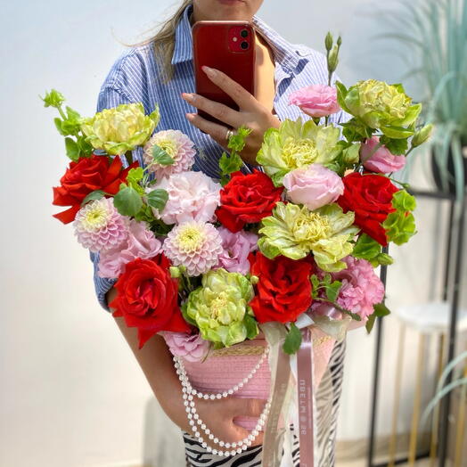 Корзина с георгинами и розой Вегги