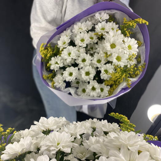 Яркий летний букет с ромашками и солидаго