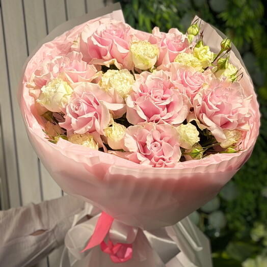 Авторский букет с кустовой и французской розой🌸💕