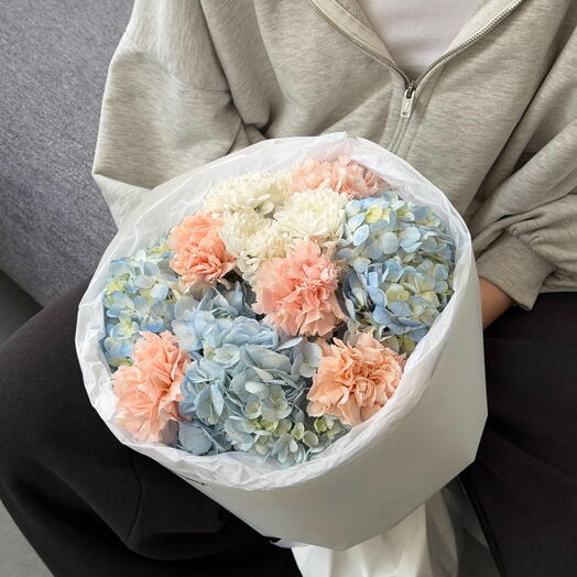 Сборный букет в контрастных оттенках