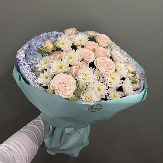 букет из кустовых роз и кустовой хризантемы