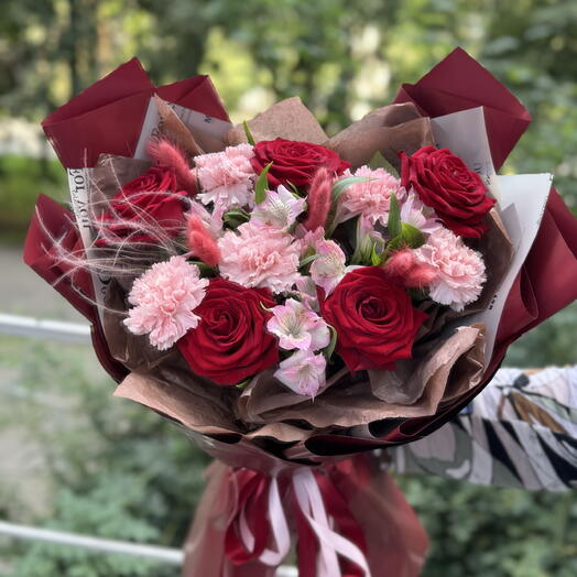 Страстный букет из роз, диантусов, альстромерии, ковыля и лагуруса 🌹