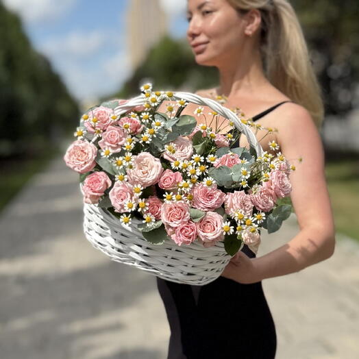 Корзина с пионовидными, кустовыми розами