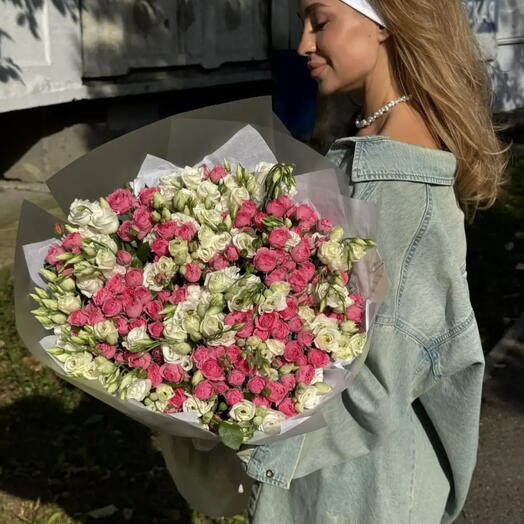 Моно букет из Эустомы и Роз