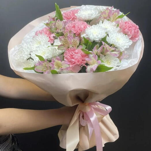 Букет из хризантемы кустовой и розовых  диантусов «Воздух»