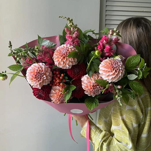 Георгины, Антирринум, веточки малины и калина в букете «Поцелуй 💋»