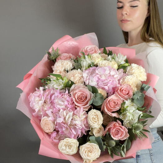 Букет с гортензией, кустовой розой и розой Бисвит 🩷🌸🩷
