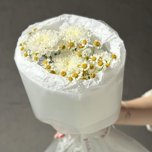 Букет с хризантемой и ромашками