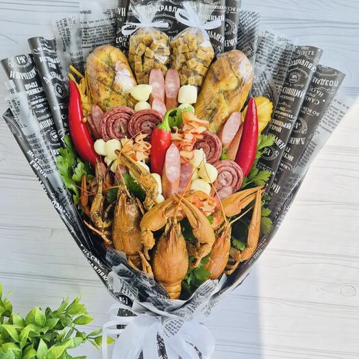 Букет с закусками, раками и багетом