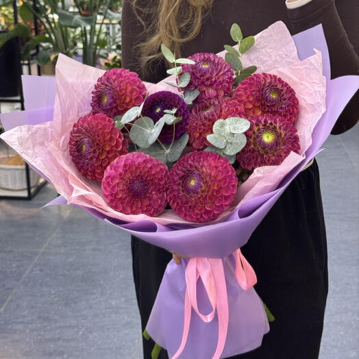 Букет из 9 штук сезонных георгин с эвкалиптом 💜
