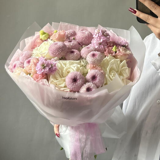 Букет с розой, хризантемой и кустовой маттиолой