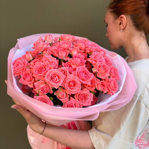 13 кустовых коралловых роз