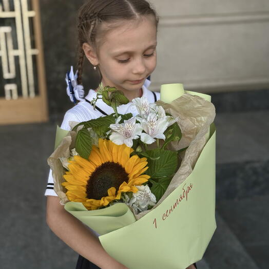 Букет с подсолнухом и альстромерией на 1 сентября