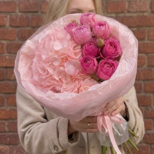 Нежный букет из гортензии и кустовой розы Мисти Баблс🌹