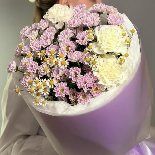 Нежный букет с сантини, гвоздиками и ромашками