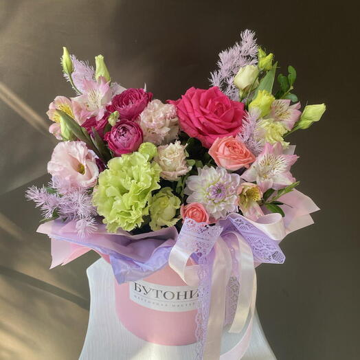 Композиция в коробке из эустомы ,кустовых пион.роз и альстромерий
