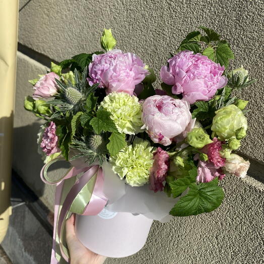 Композиция из 5 пионов , эрингиума , гвоздики , малины и лизиантуса