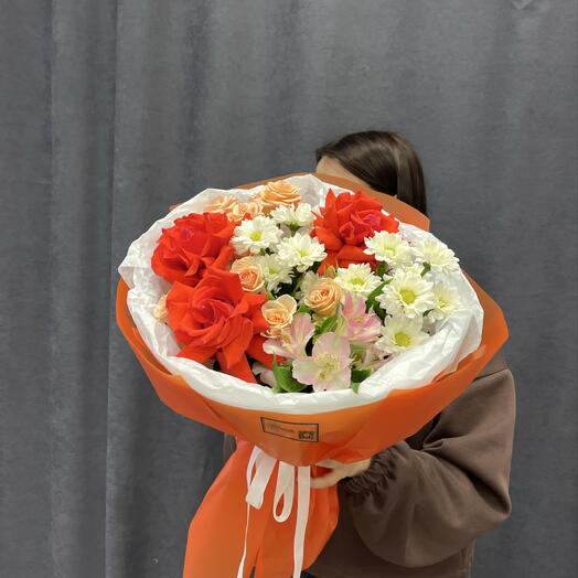Букет с яркими розами