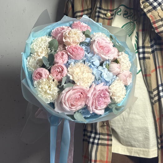 Букет с гортензией, розами и эустомой 🌸