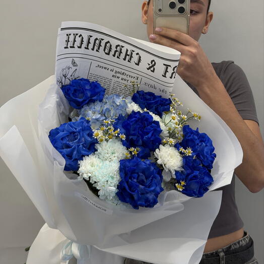 Авторский букет с синими розами