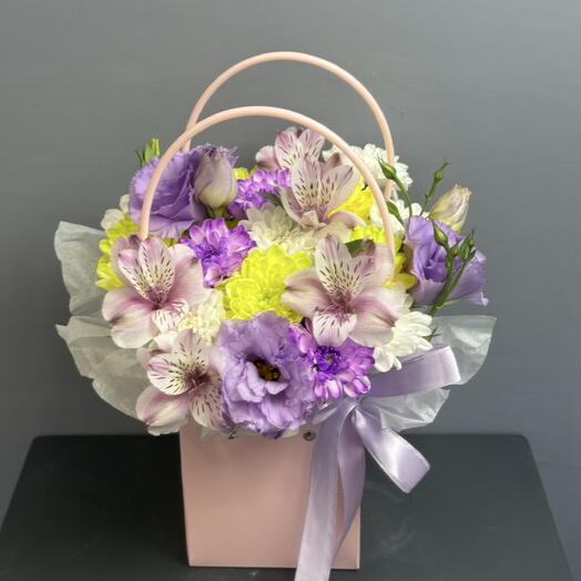 Очаровательная сумочка с нежным цветочным составом 🌸