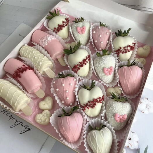 Клубника в шоколаде 12 штук с бананом