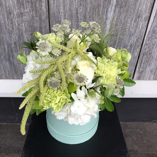 Коробка «Фисташка» с живыми цветами