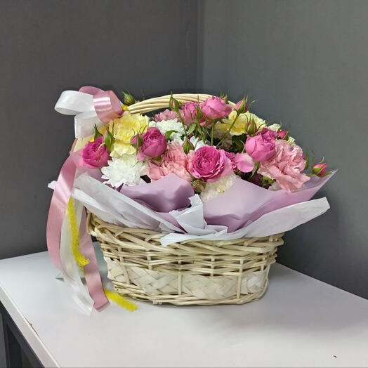 Цветы в корзине