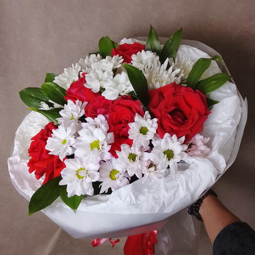 Хризантемы кустовые с красными розами