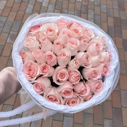 Нежный букет из 35 розовых роз 🌸