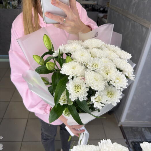 Букет с кустовыми лилиями и кустовыми хризантемами от XOFLOWERS