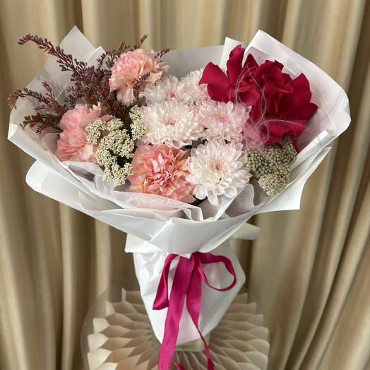 Букет с хризантемой, диантусами и яркой французской розой 🎀