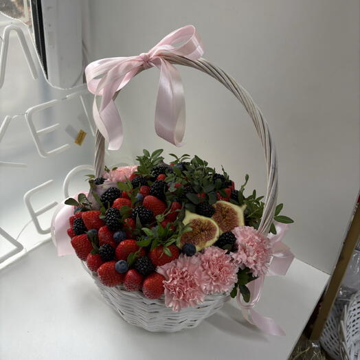 Корзина с клубникой «Нежность»