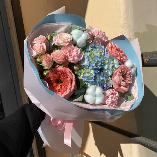 Букет сладкий 🍭 «сладкий дуэт» в составе гортензия, хлопок, кустовая роза BOMBASTIC, диантусы, роза MANDARIN