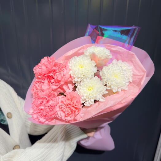 Стойкий 🌸 букет из диантусов, белая хризантема и сухоцвет в светящейся упаковке
