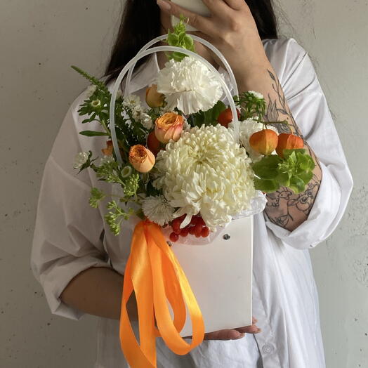 Композиция в сумочке с хризантемой, розой, физалисом