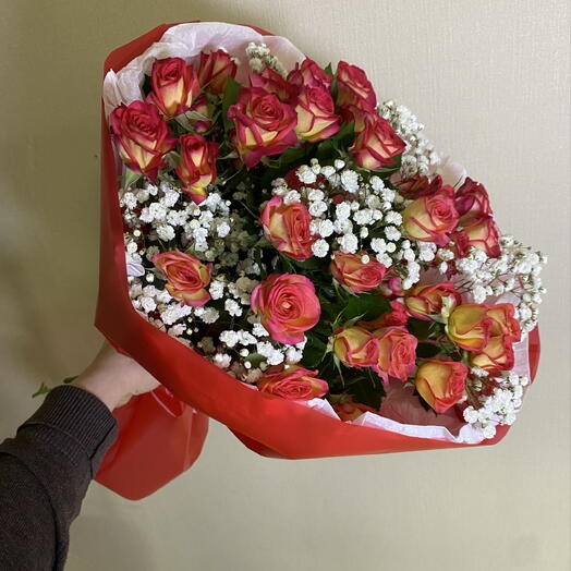 Букет кустовых роз и гипсофилы