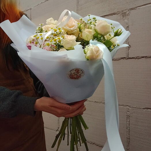 Сборный букет из роз танацетум ,калла розовая и гвоздики
