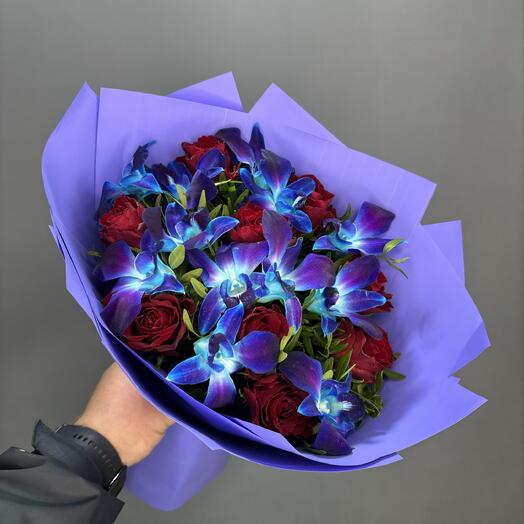 Букет красных роз и космических орхидей🌹