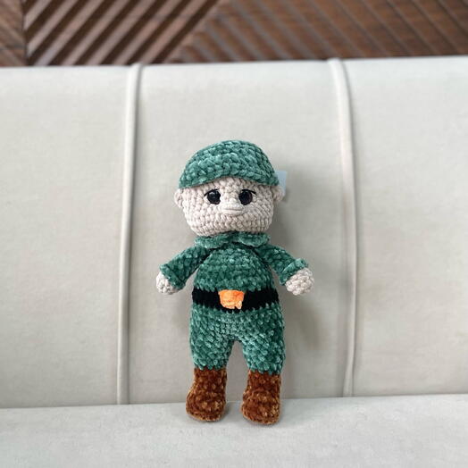 Вязаная игрушка Солдатик